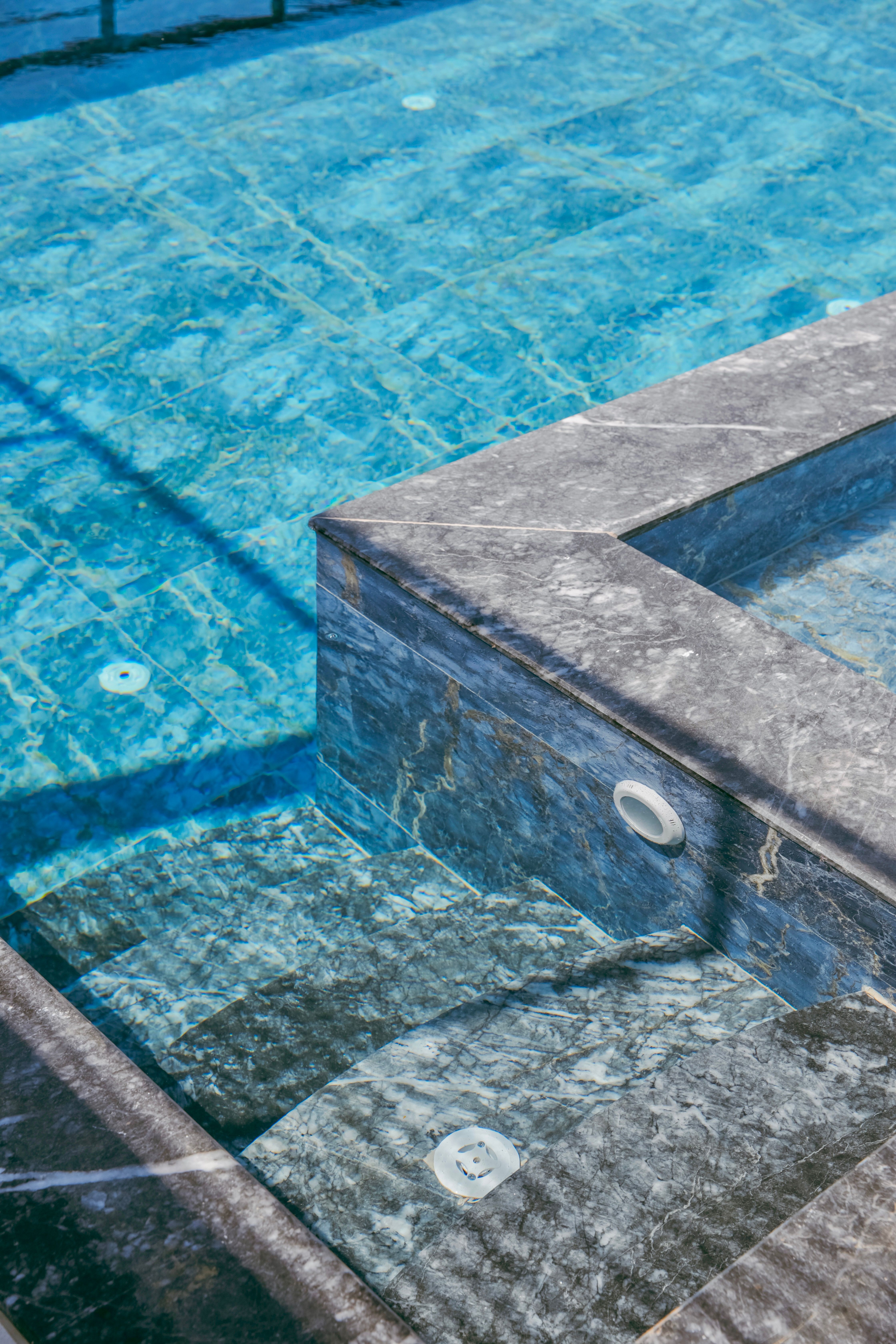Borda de piscina em pedra