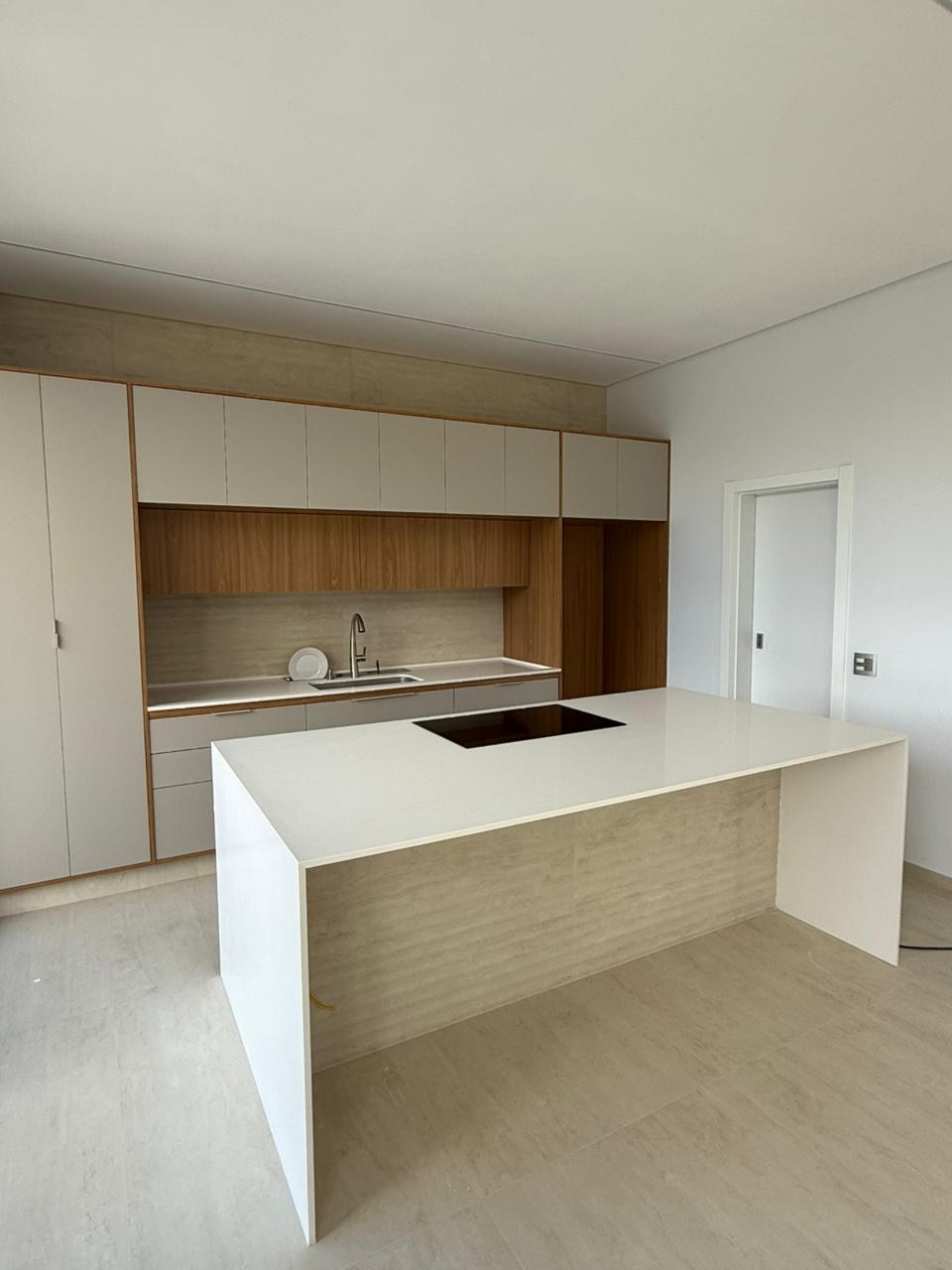 Cozinha clean com ilha central clara