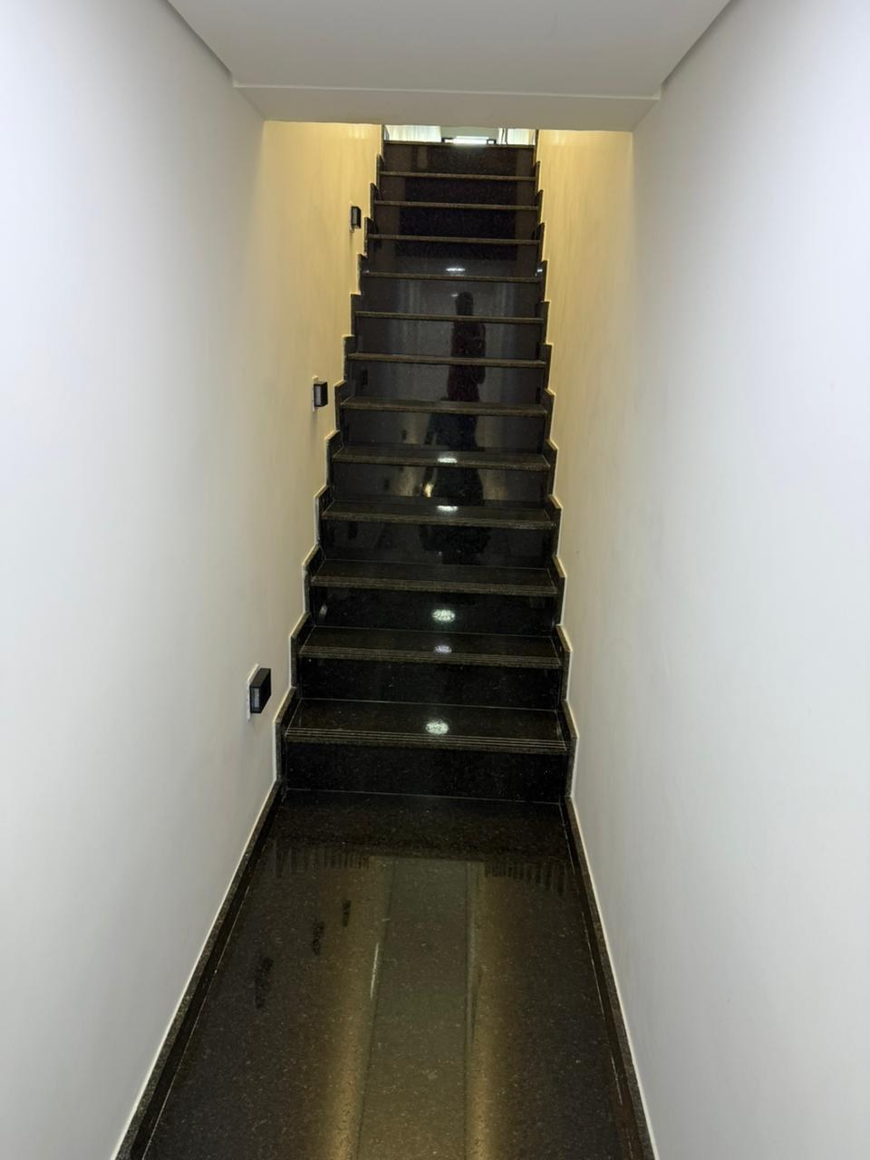 Escada em granito escuro com acabamento polido