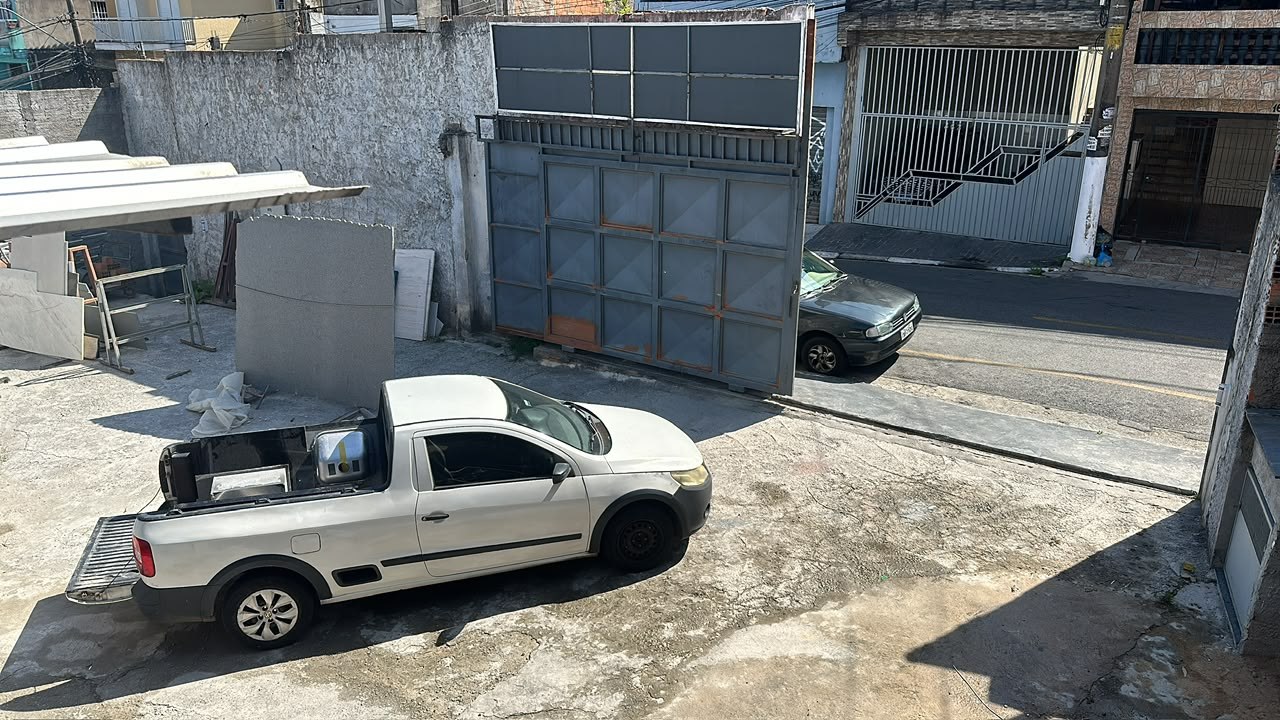 Pátio da marmoraria e veículo de apoio