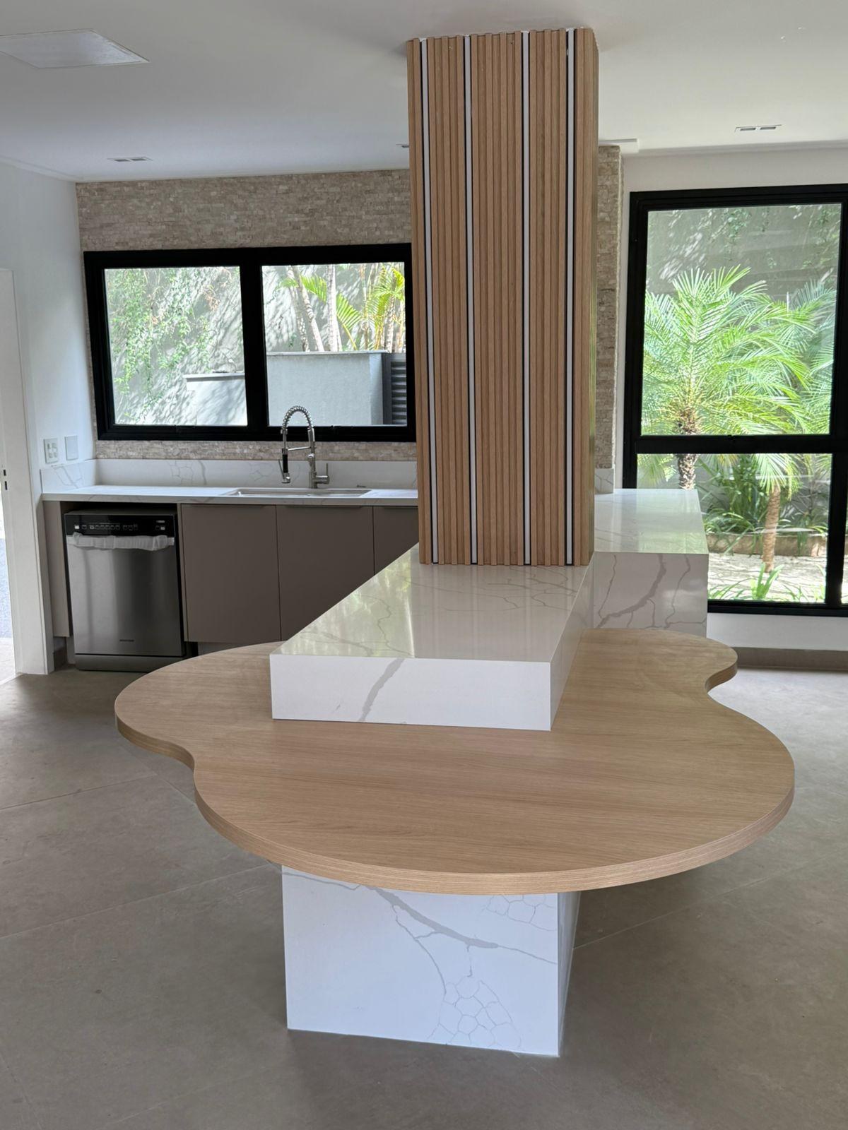Ilha orgânica em projeto residencial contemporâneo