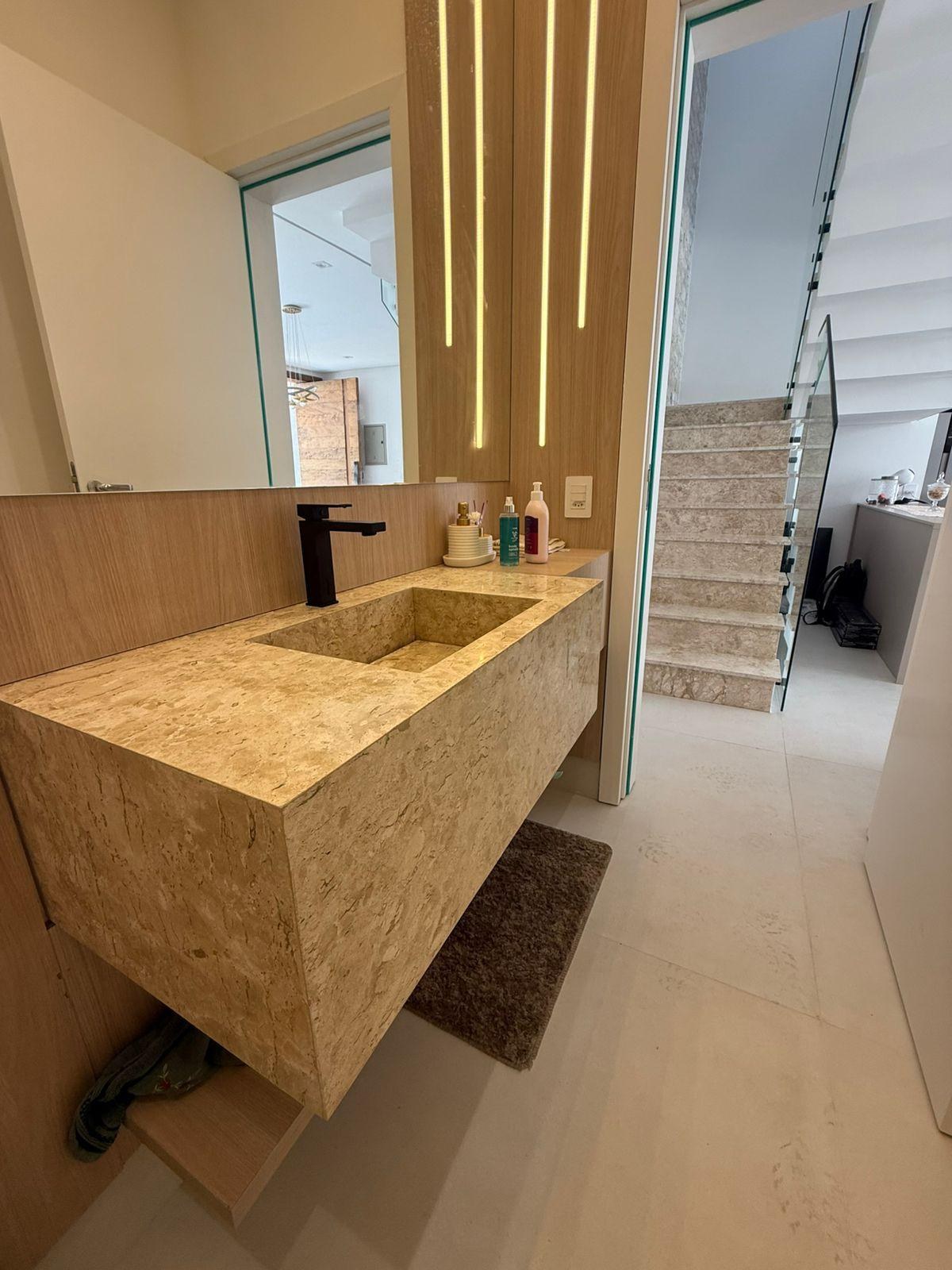 Lavabo com bancada suspensa em pedra natural