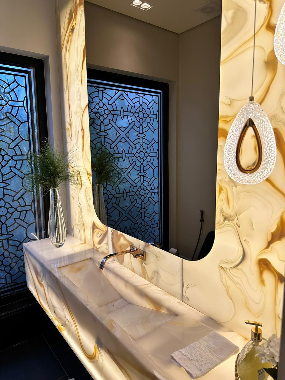 Lavabo iluminado com pedra translúcida