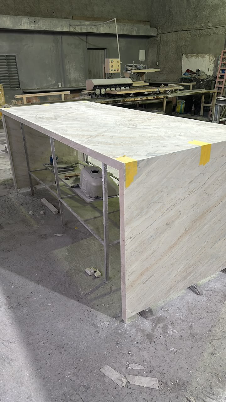Peça de pedra em fabricação na oficina